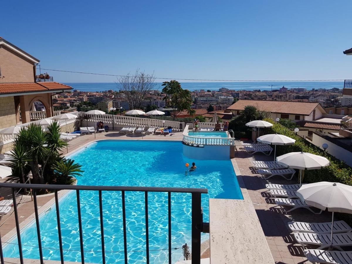 Residence Il Borgo Tortoreto Bagian luar foto