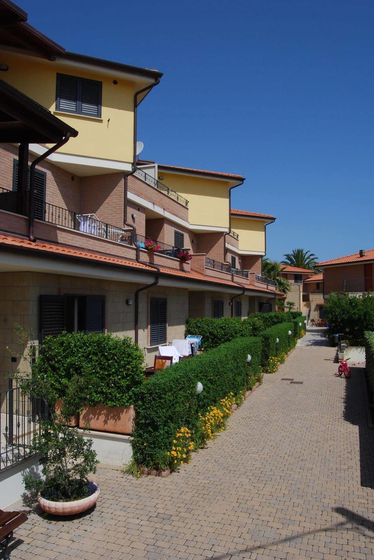 Residence Il Borgo Tortoreto Bagian luar foto