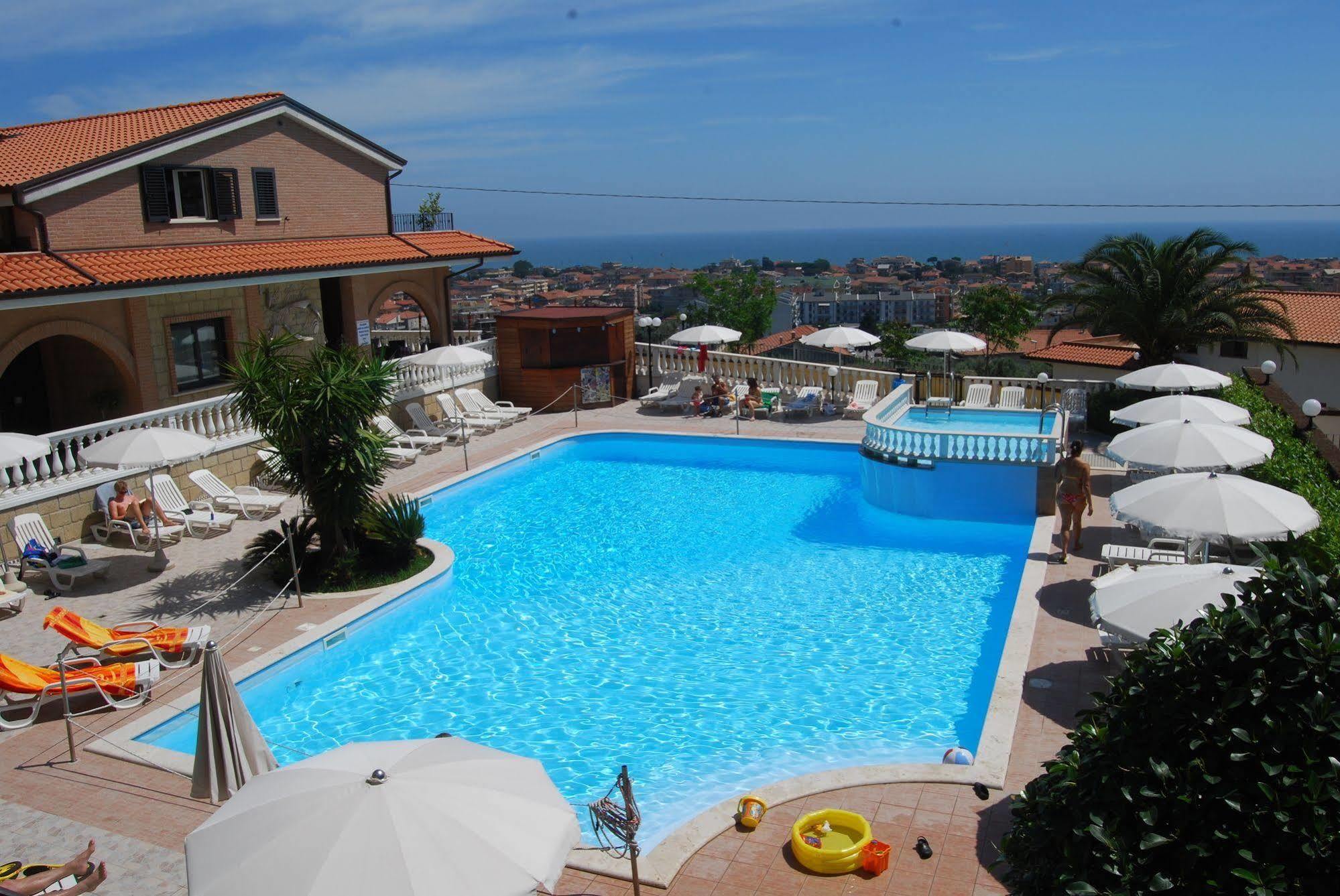 Residence Il Borgo Tortoreto Bagian luar foto