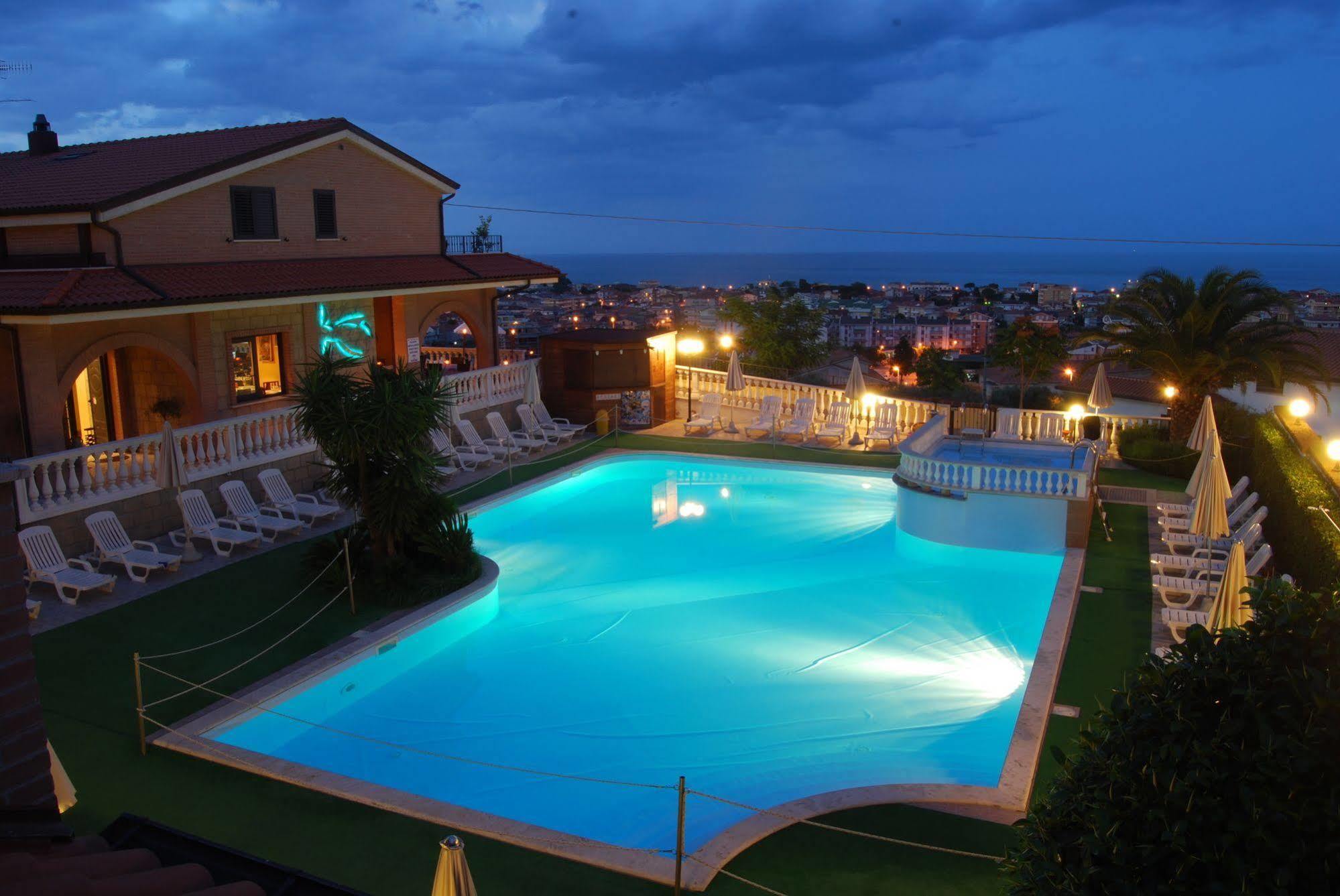 Residence Il Borgo Tortoreto Bagian luar foto
